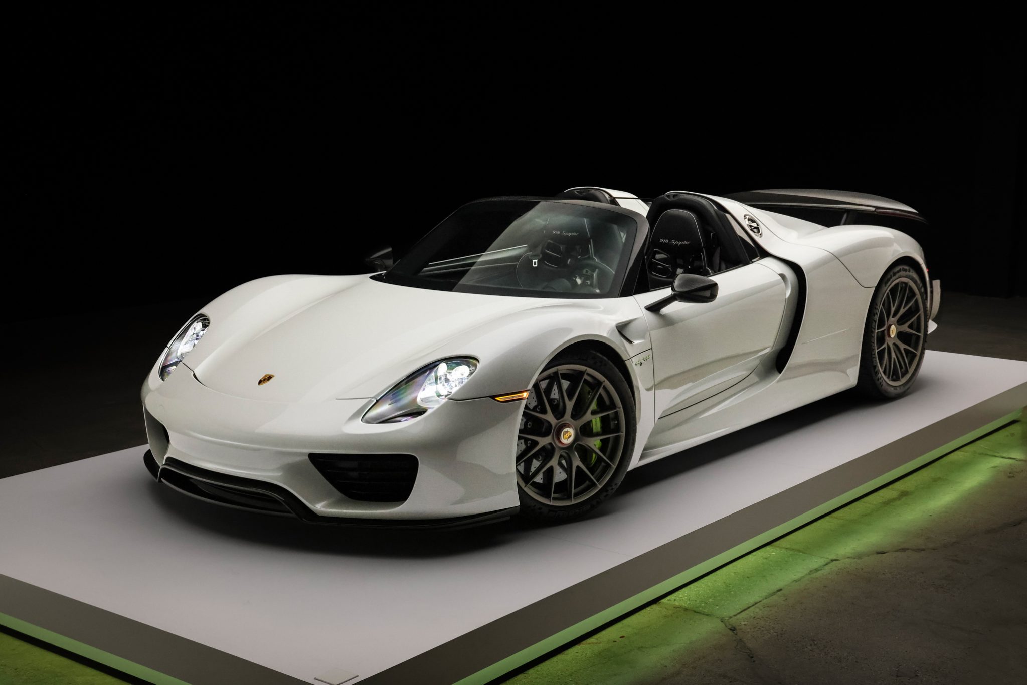 Oryx White 1,600-Mile 2015 Porsche 918 Spyder Weissach Package